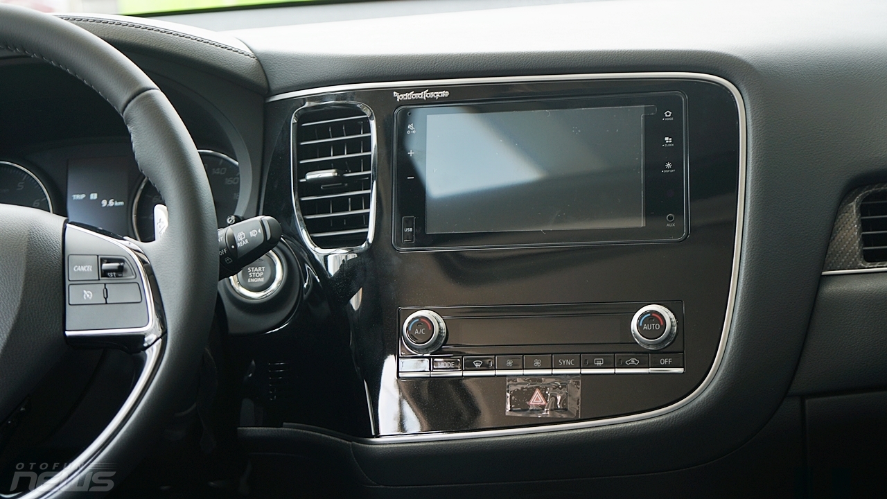 mitsubishi outlander va honda cr v ke tam lang nguoi nua can