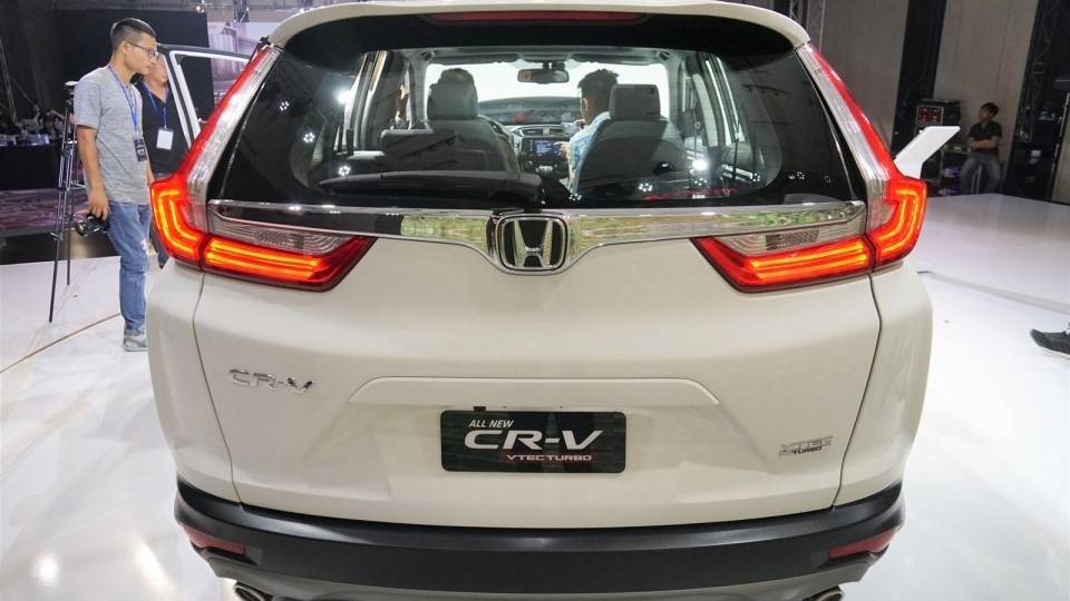 mitsubishi outlander va honda cr v ke tam lang nguoi nua can