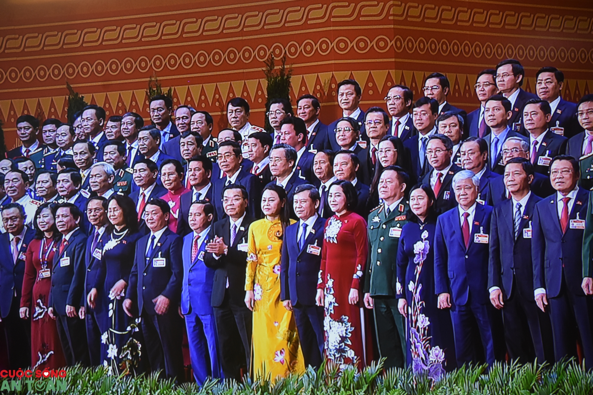 Nghị quyết Đại hội đại biểu toàn quốc lần thứ XIII của Đảng Nghị quyết Đại hội đại biểu toàn quốc lần thứ XIII của Đảng