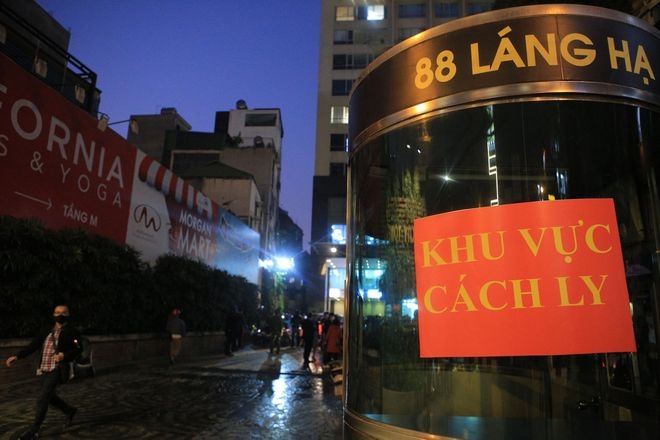 Phong tỏa tòa nhà 1.000 người, nữ nhân viên ngân hàng ở Hà Nội mắc Covid-19 có 22 F1 Phong tỏa tòa nhà 1.000 người, nữ nhân viên ngân hàng ở Hà Nội mắc Covid-19 có 22 F1