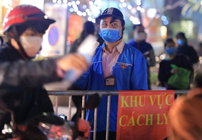 Phong tỏa tòa nhà 1.000 người, nữ nhân viên ngân hàng ở Hà Nội mắc Covid-19 có 22 F1 Phong tỏa tòa nhà 1.000 người, nữ nhân viên ngân hàng ở Hà Nội mắc Covid-19 có 22 F1