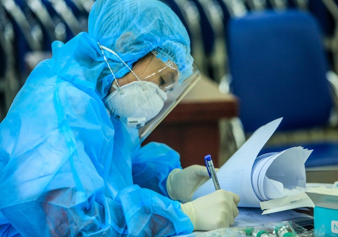 Phong tỏa tòa nhà 1.000 người, nữ nhân viên ngân hàng ở Hà Nội mắc Covid-19 có 22 F1 Phong tỏa tòa nhà 1.000 người, nữ nhân viên ngân hàng ở Hà Nội mắc Covid-19 có 22 F1