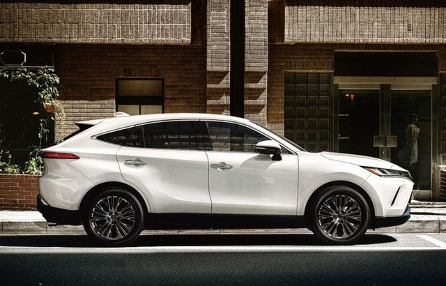 Toyota Harrier có mắt tại Singapore với giá 2,78 tỷ đồng