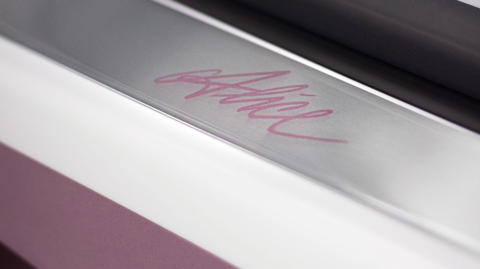 Chi hơn 3,5 triệu đô mua Bugatti Chiron Sport hồng độc nhất vô nhị nhân ngày Valentine