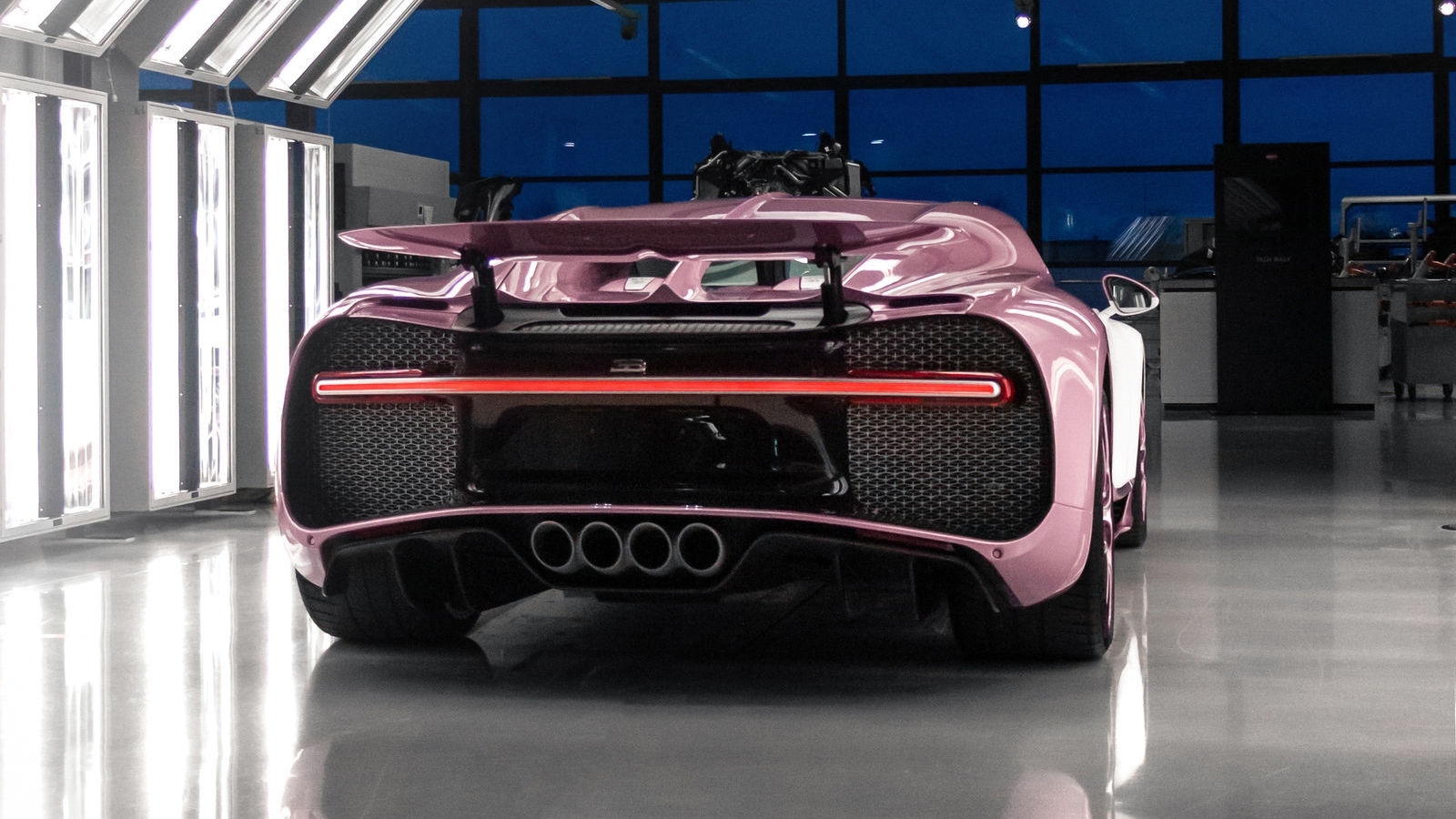 Chi hơn 3,5 triệu đô mua Bugatti Chiron Sport hồng độc nhất vô nhị nhân ngày Valentine Chi hơn 3,5 triệu đô mua Bugatti Chiron Sport hồng độc nhất vô nhị nhân ngày Valentine