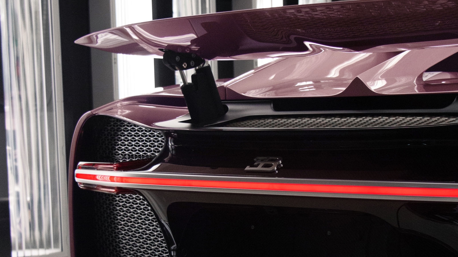 Chi hơn 3,5 triệu đô mua Bugatti Chiron Sport hồng độc nhất vô nhị nhân ngày Valentine