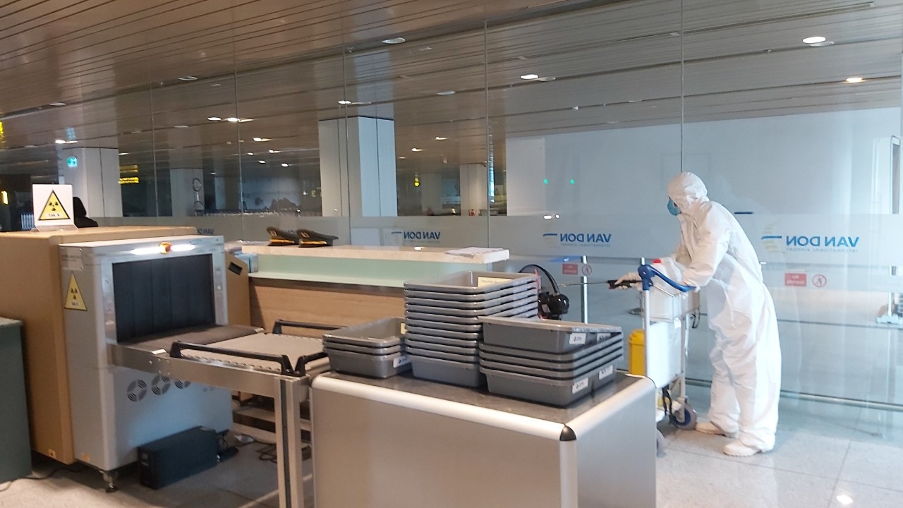 Sân bay được phun xịt khử trùng thường xuyên (1)