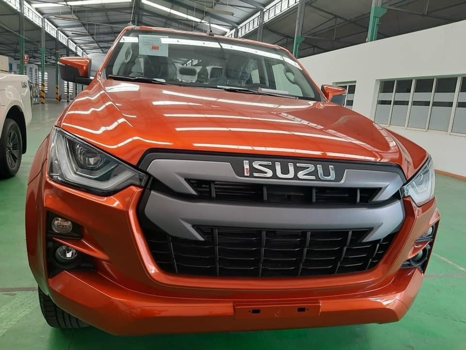 Lô Isuzu D-Max đầu tiên về đến đại lý, chỉ chờ ra mắt