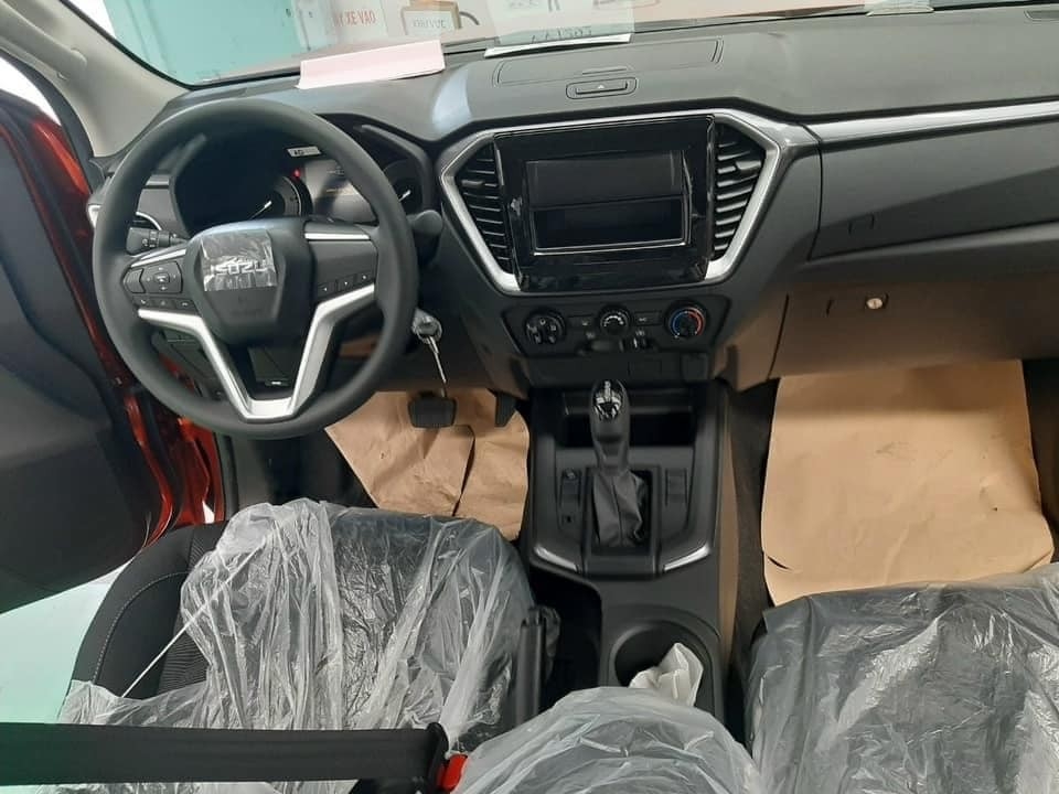 Lô Isuzu D-Max đầu tiên về đến đại lý, chỉ chờ ra mắt
