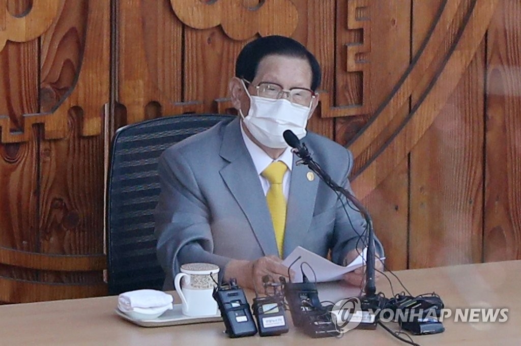 Giáo chủ của Tân Thiên Địa quỳ gối xin lỗi giao chu cua tan thien dia quy goi xin loi