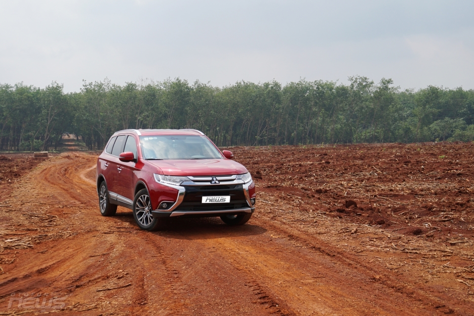 Vừa ra mắt Mitsubishi Outlander 2020, phiên bản 2019 đã giảm 125 triệu đồng vua ra mat mitsubishi outlander 2020 phien ban 2019 da giam 125 trieu dong