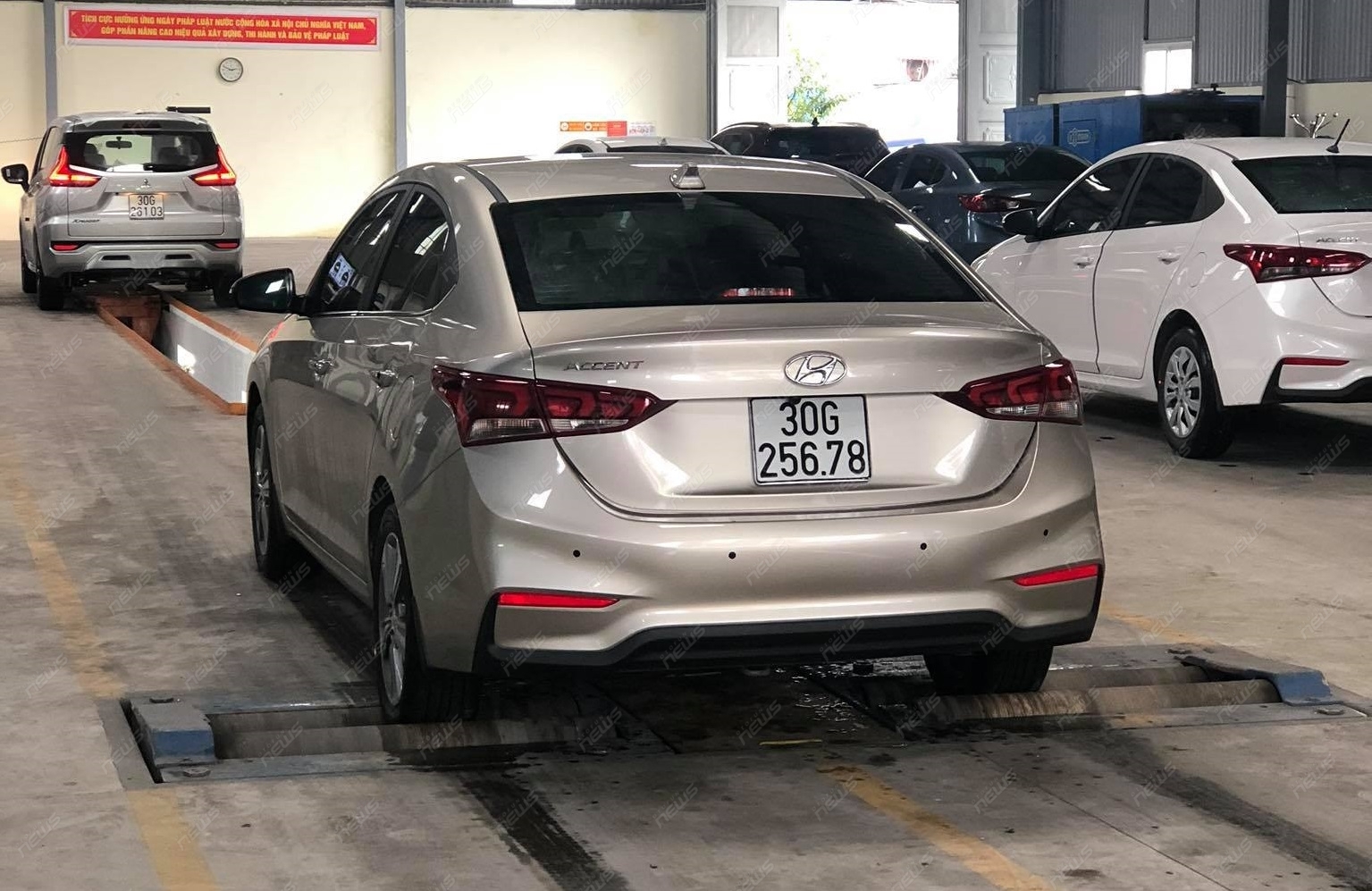 lai them mot chiec hyundai accent mang bien so dep