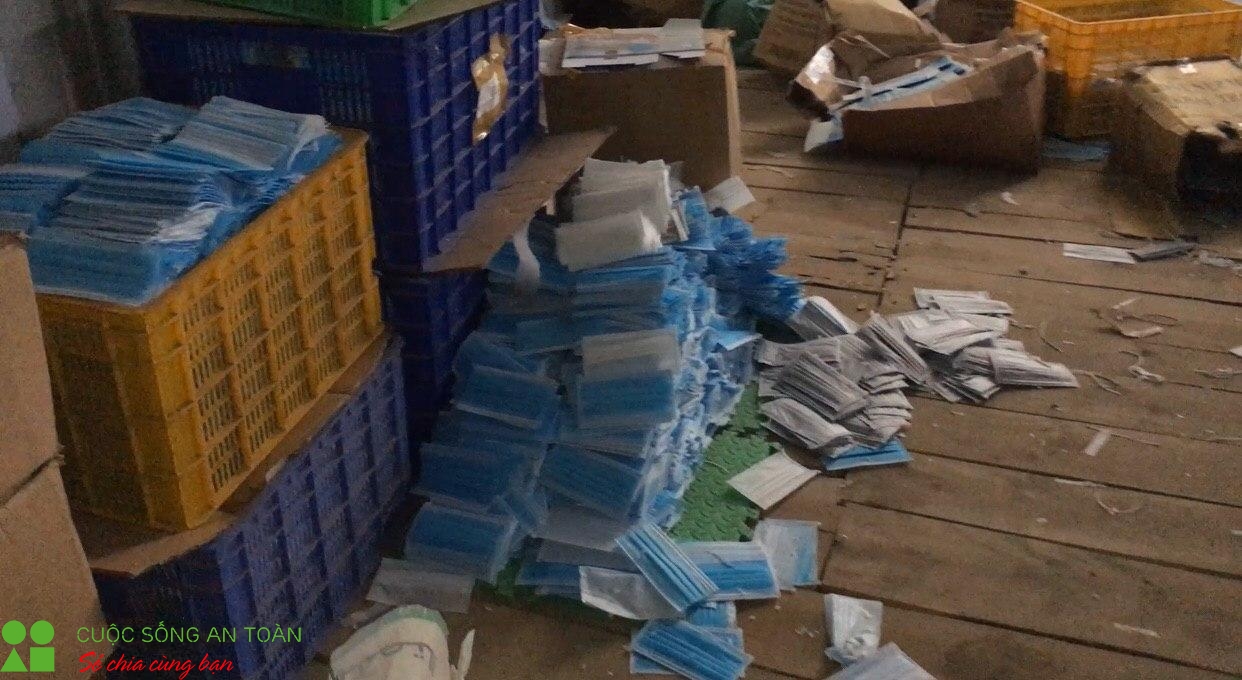 Phát hiện cơ sở sản xuất 250.000 khẩu trang mỗi ngày có dấu hiệu gian lận thương mại
