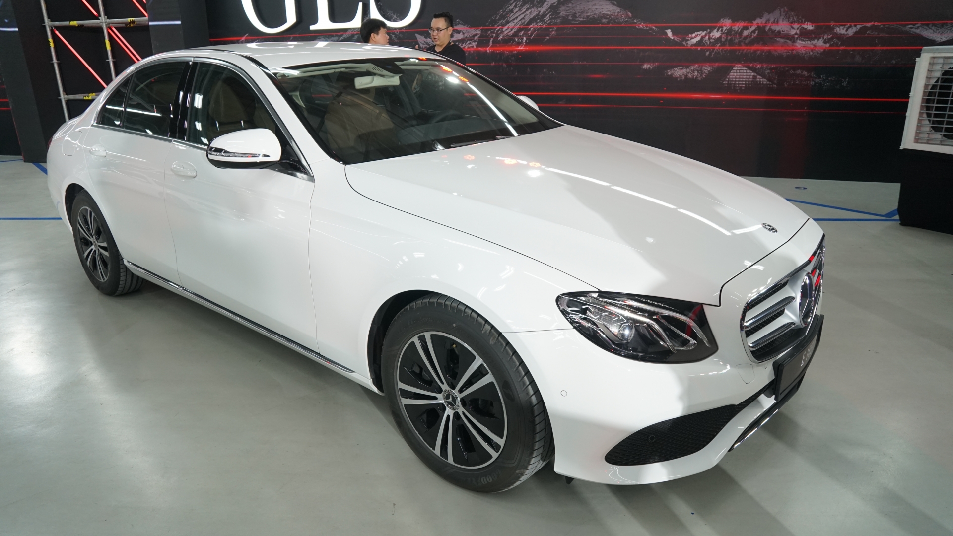 Cận cảnh Mercedes-Benz E180 giá 'mềm' giá từ 2,050 tỷ đồng can canh mercedes benz e180 gia mem gia tu 2050 ty dong