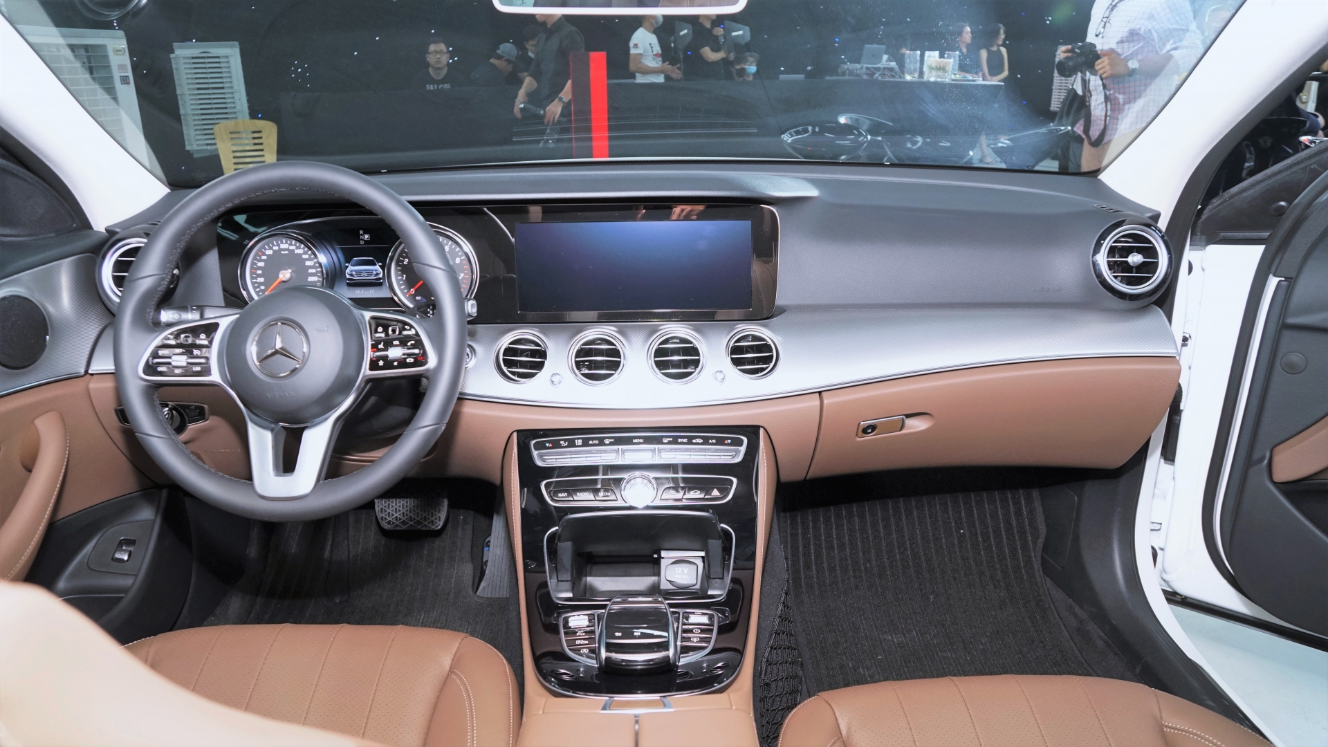 Cận cảnh Mercedes-Benz E180 giá 'mềm' giá từ 2,050 tỷ đồng can canh mercedes benz e180 gia mem gia tu 2050 ty dong