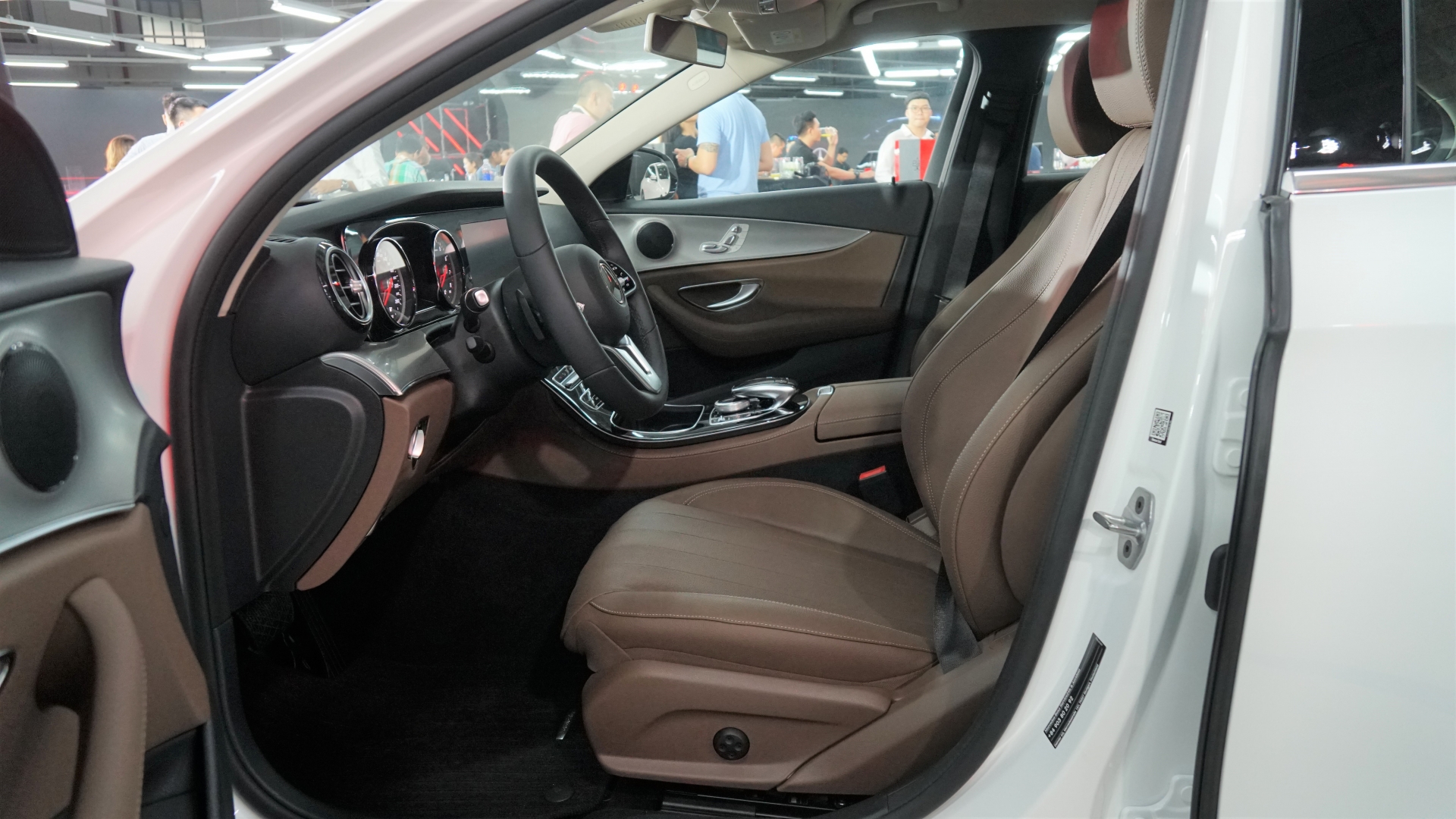 Cận cảnh Mercedes-Benz E180 giá 'mềm' giá từ 2,050 tỷ đồng can canh mercedes benz e180 gia mem gia tu 2050 ty dong