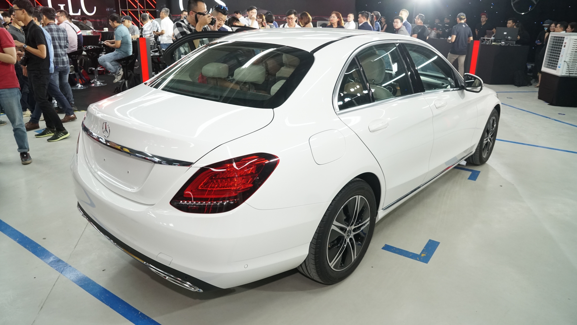 Cận cảnh Mercedes-Benz E180 giá 'mềm' giá từ 2,050 tỷ đồng can canh mercedes benz e180 gia mem gia tu 2050 ty dong