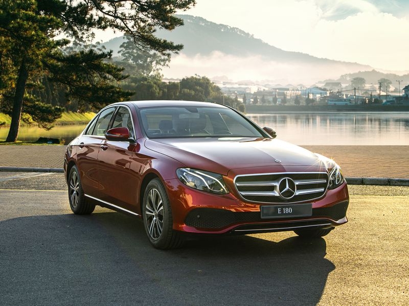 Cận cảnh Mercedes-Benz E180 giá 'mềm' giá từ 2,050 tỷ đồng can canh mercedes benz e180 gia mem gia tu 2050 ty dong