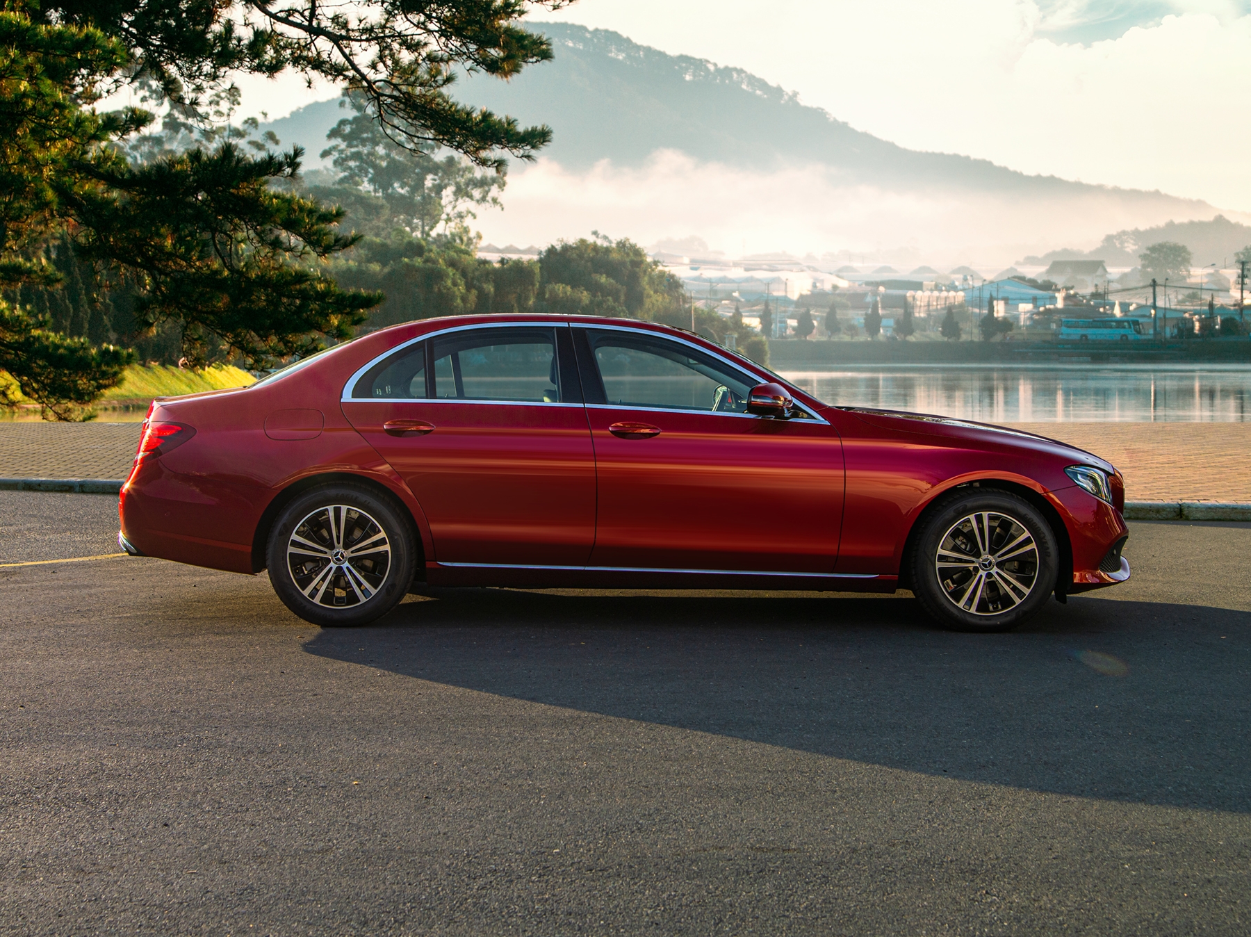 Cận cảnh Mercedes-Benz E180 giá 'mềm' giá từ 2,050 tỷ đồng can canh mercedes benz e180 gia mem gia tu 2050 ty dong