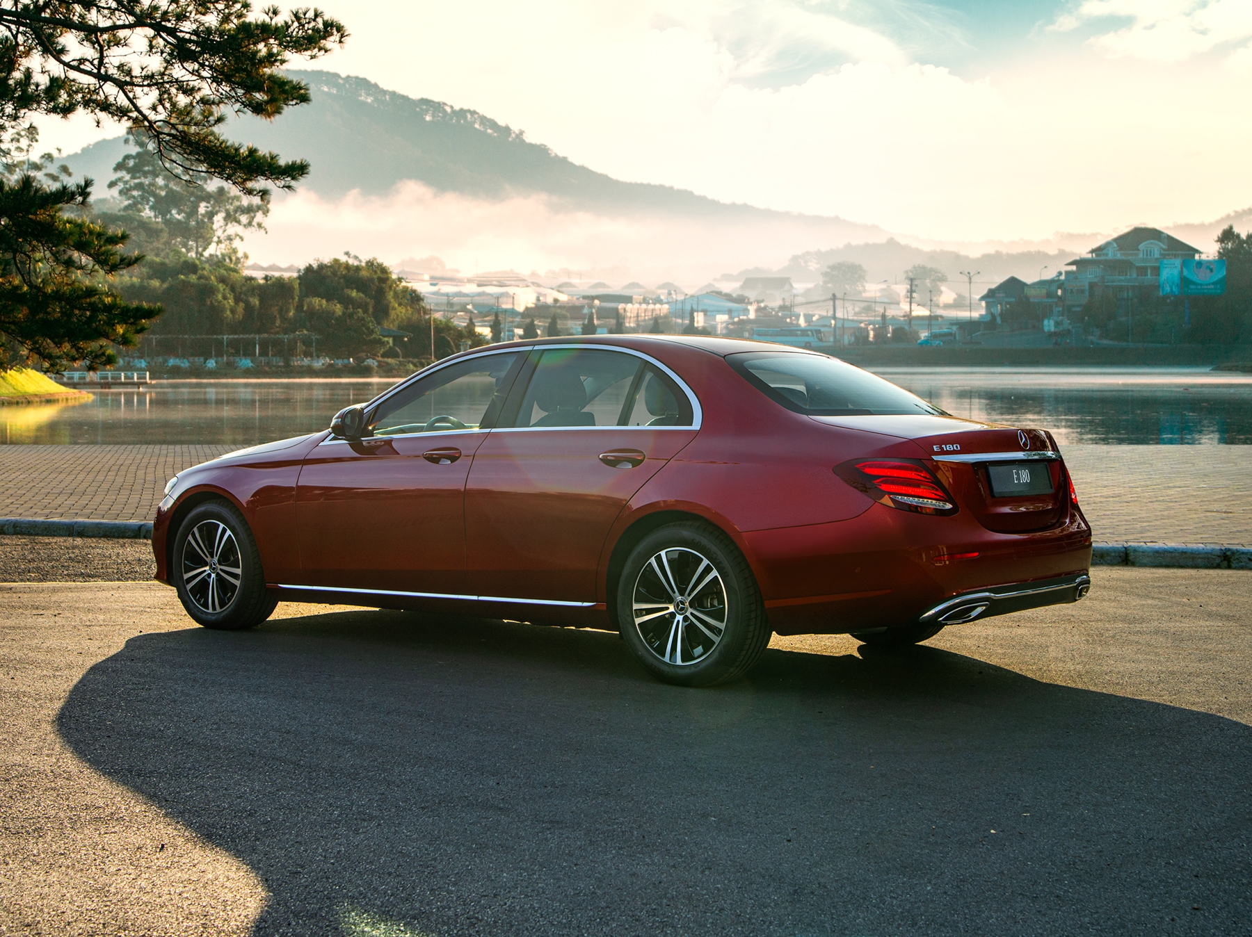 Cận cảnh Mercedes-Benz E180 giá 'mềm' giá từ 2,050 tỷ đồng can canh mercedes benz e180 gia mem gia tu 2050 ty dong