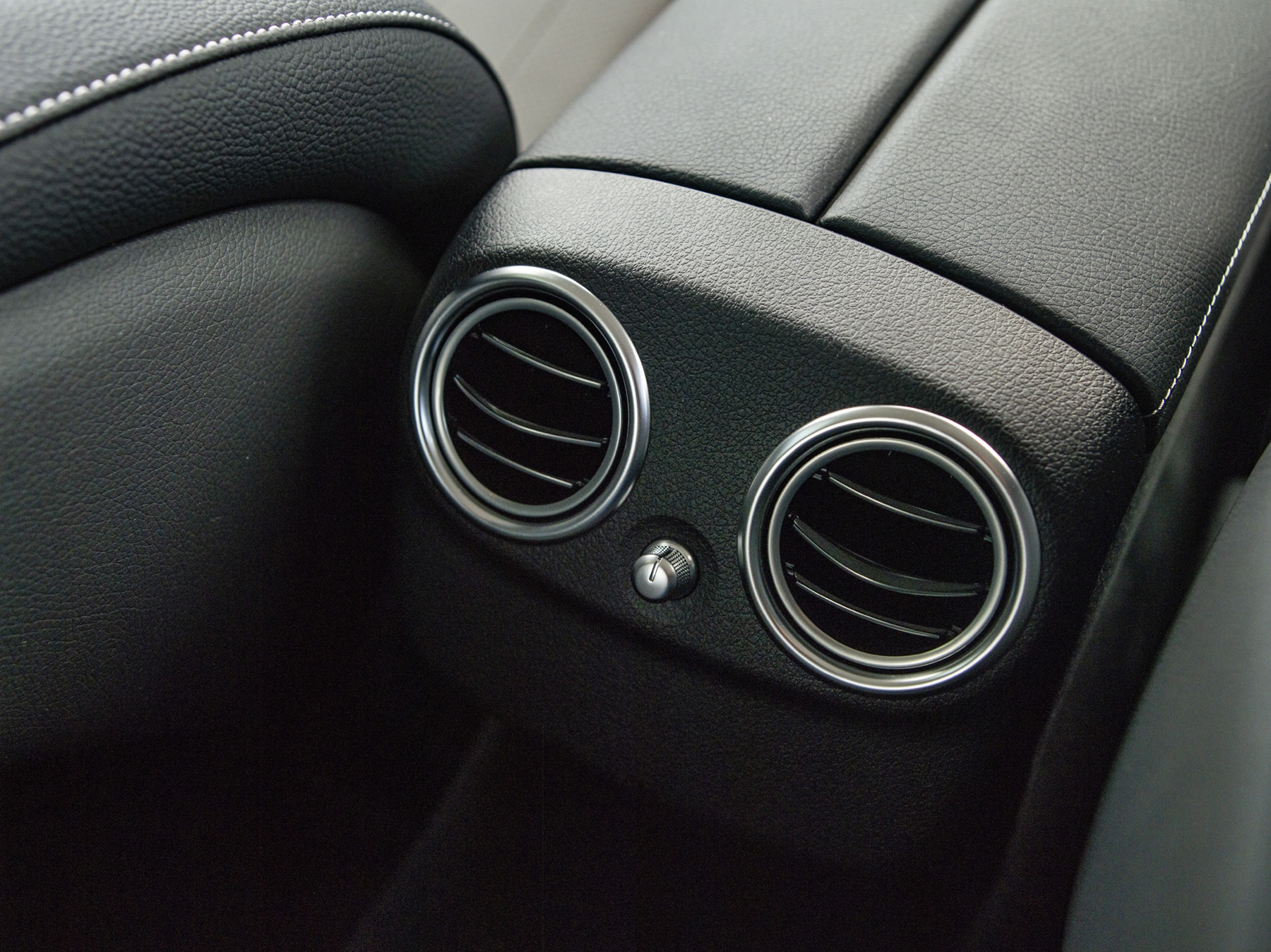 Cận cảnh Mercedes-Benz E180 giá 'mềm' giá từ 2,050 tỷ đồng can canh mercedes benz e180 gia mem gia tu 2050 ty dong