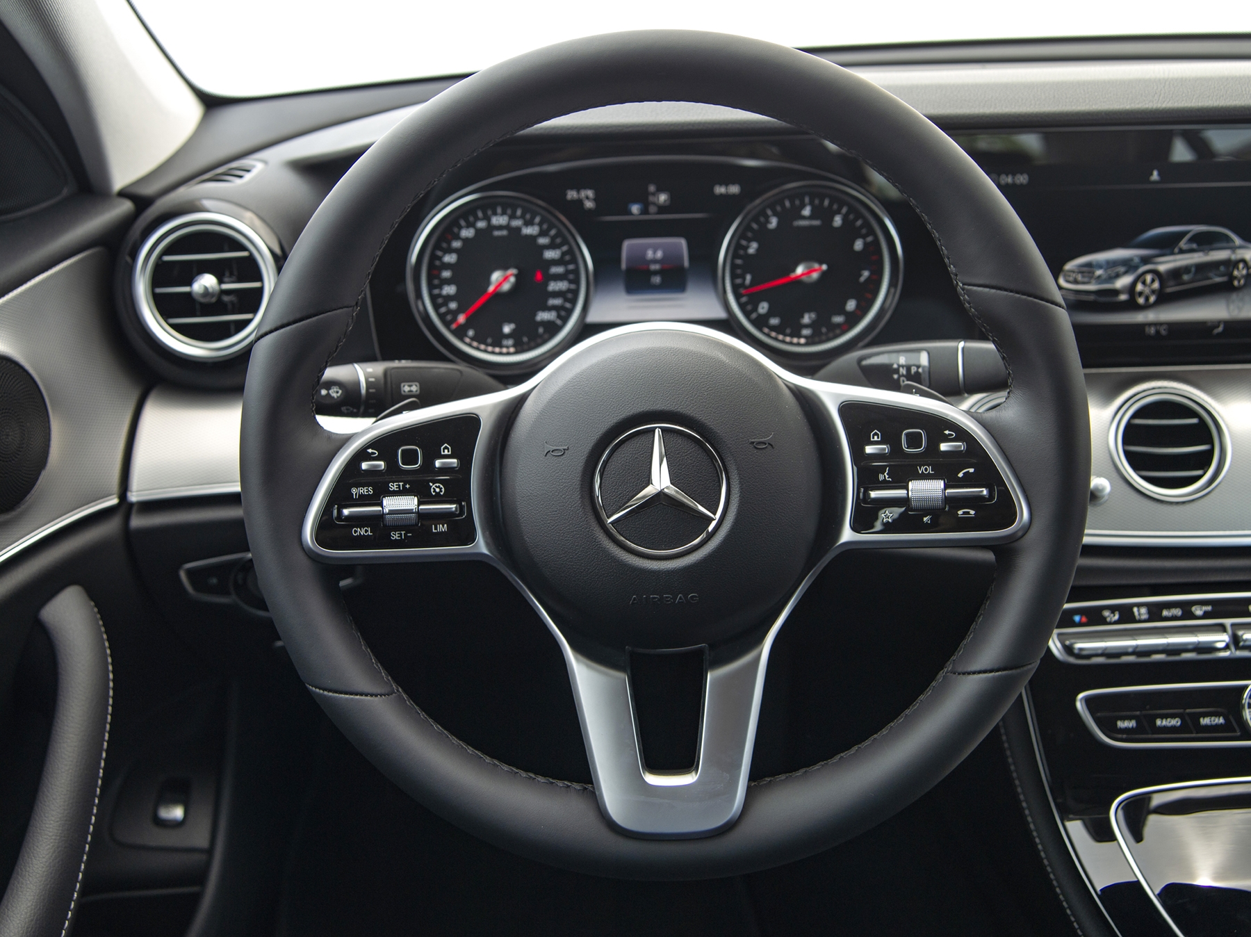 Cận cảnh Mercedes-Benz E180 giá 'mềm' giá từ 2,050 tỷ đồng can canh mercedes benz e180 gia mem gia tu 2050 ty dong