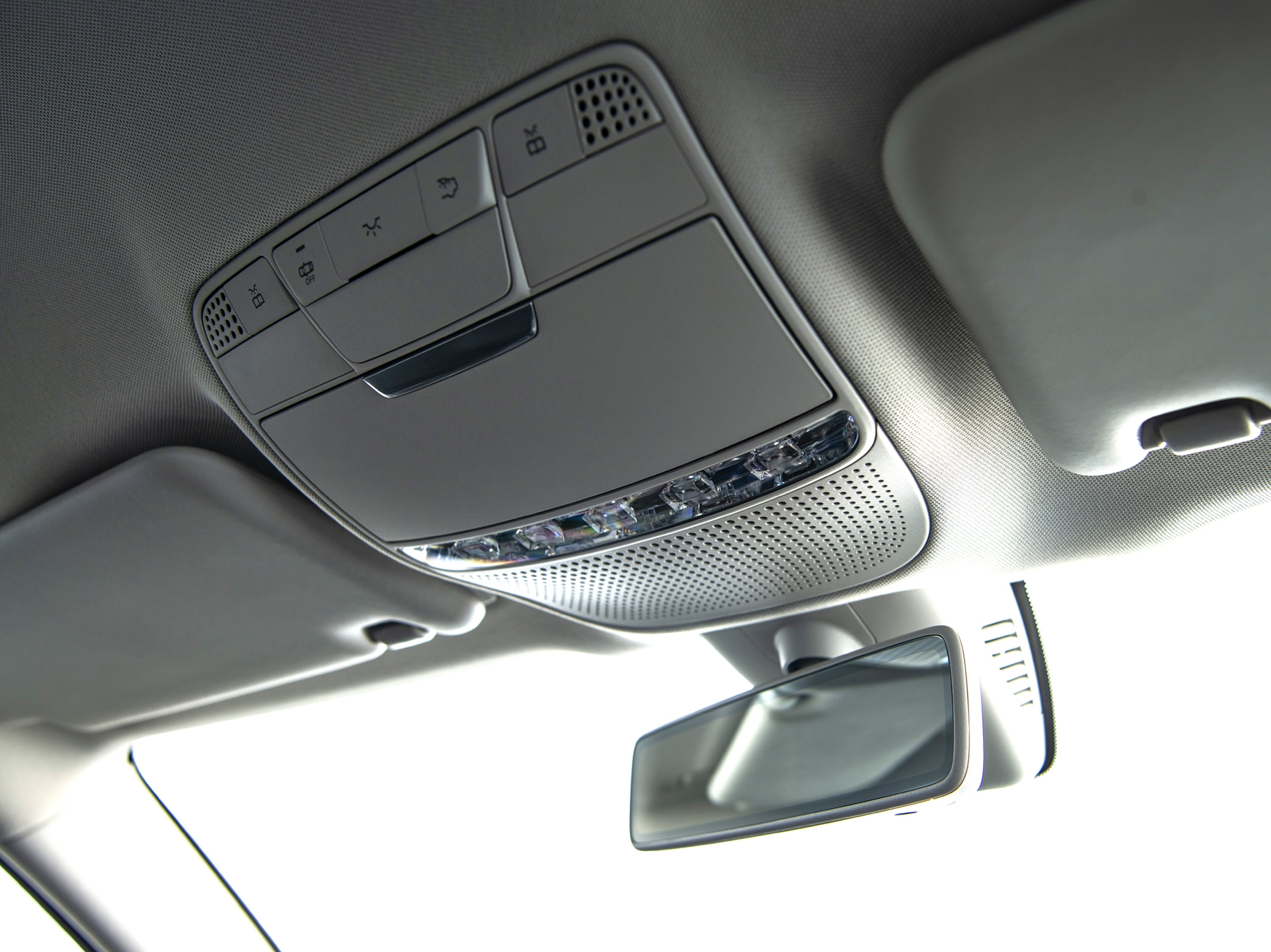 Cận cảnh Mercedes-Benz E180 giá 'mềm' giá từ 2,050 tỷ đồng can canh mercedes benz e180 gia mem gia tu 2050 ty dong