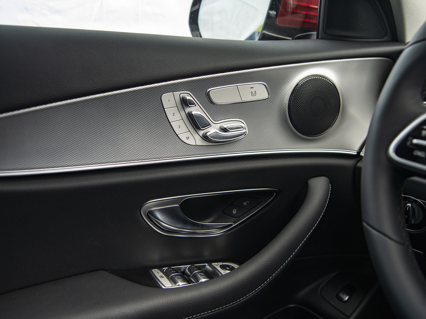 Cận cảnh Mercedes-Benz E180 giá 'mềm' giá từ 2,050 tỷ đồng can canh mercedes benz e180 gia mem gia tu 2050 ty dong