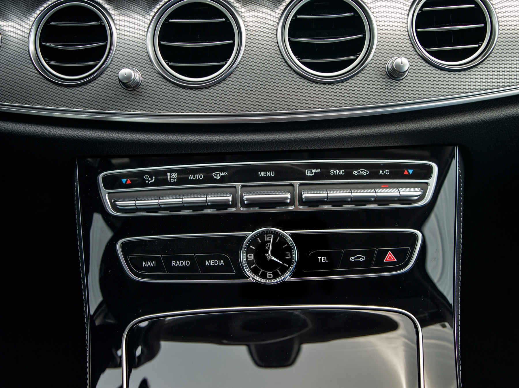 Cận cảnh Mercedes-Benz E180 giá 'mềm' giá từ 2,050 tỷ đồng can canh mercedes benz e180 gia mem gia tu 2050 ty dong