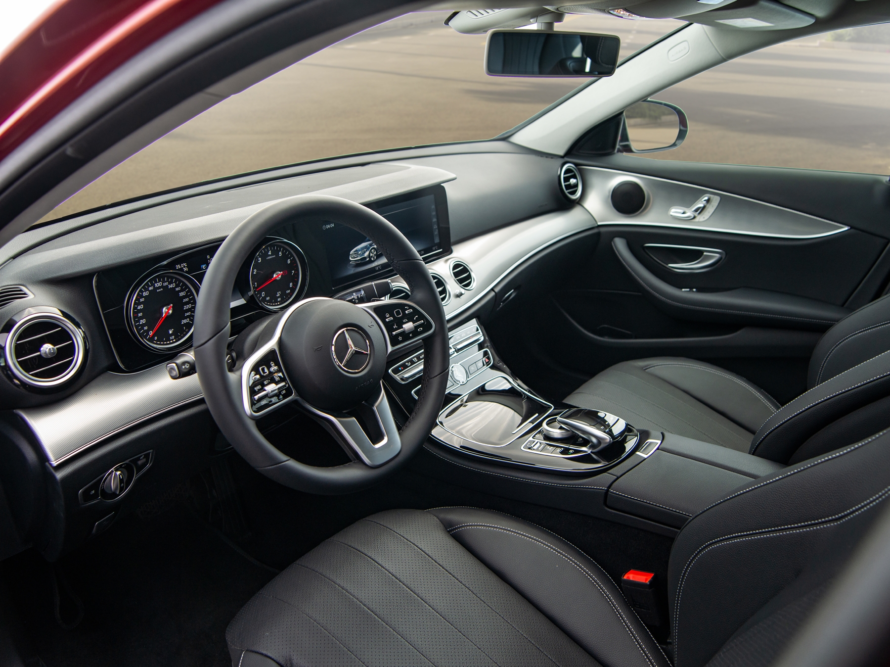 Cận cảnh Mercedes-Benz E180 giá 'mềm' giá từ 2,050 tỷ đồng can canh mercedes benz e180 gia mem gia tu 2050 ty dong