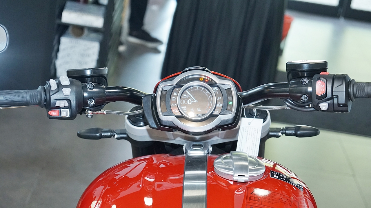 triumph rocket 3 co mat tai viet nam voi gia 869 trieu dong