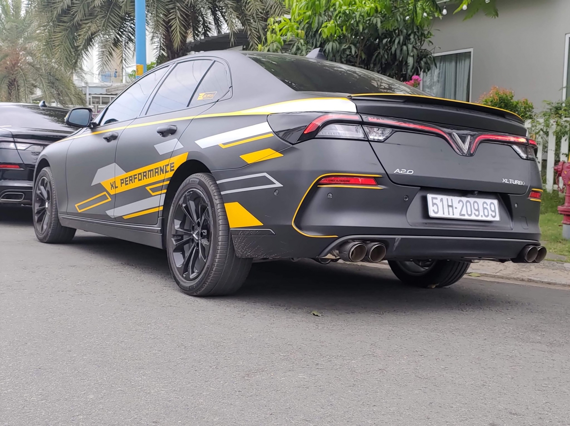 hang doc vinfast lux a20 doi mau den nham phong cach the thao