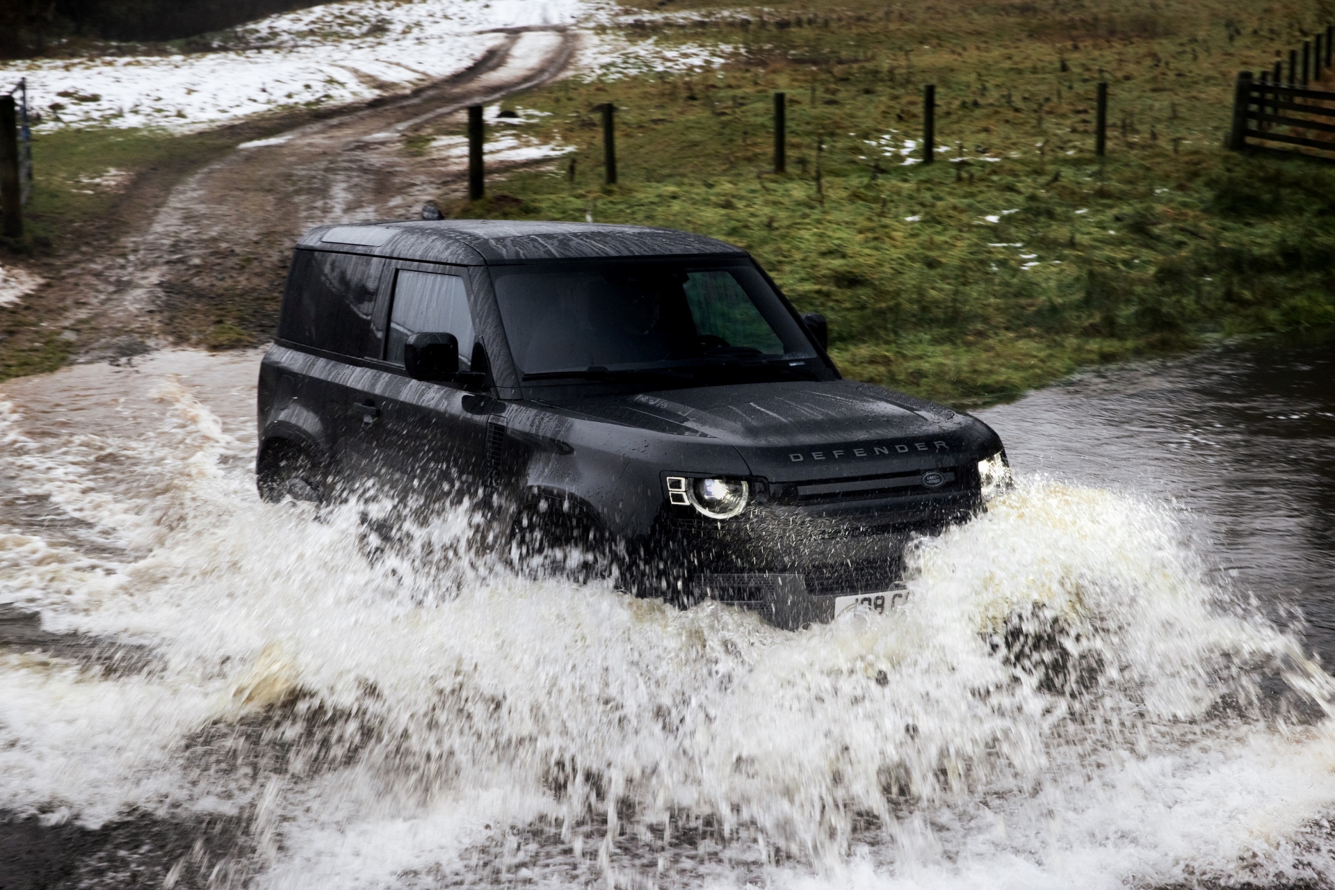 Land Rover Defender V8 mạnh 517 mã lực