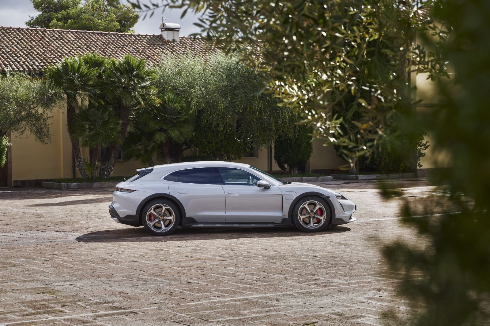 Porsche Taycan Cross Turismo ra mắt, với giá từ 93.635 Euro Porsche Taycan Cross Turismo ra mắt, với giá từ 93.635 Euro