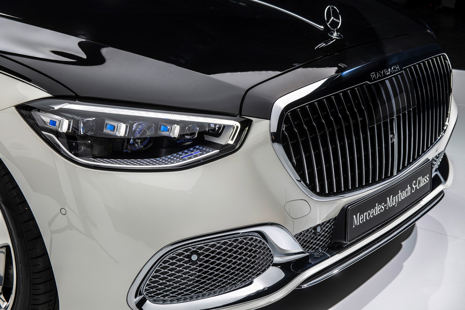 Mercedes Maybach S-Class 2021 có giá bán lên tới 184.900 USD