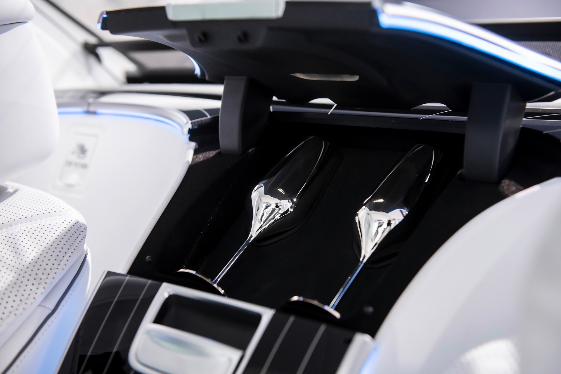 Mercedes Maybach S-Class 2021 có giá bán lên tới 184.900 USD