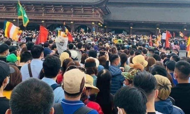 ‘Biển người’ ở chùa và bài toán mùa dịch ‘Biển người’ ở chùa và bài toán mùa dịch
