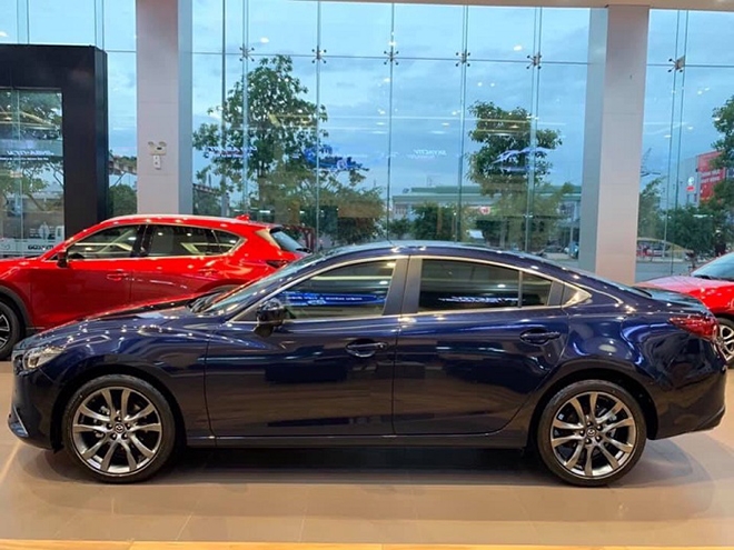 Mazda 6 Premium 2020 đang được đại lý giảm giá 100 triệu đồng