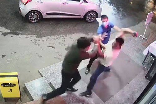 phu tho trieu tap doi tuong hanh hung nhan vien y te khi bi nhac nho deo khau trang