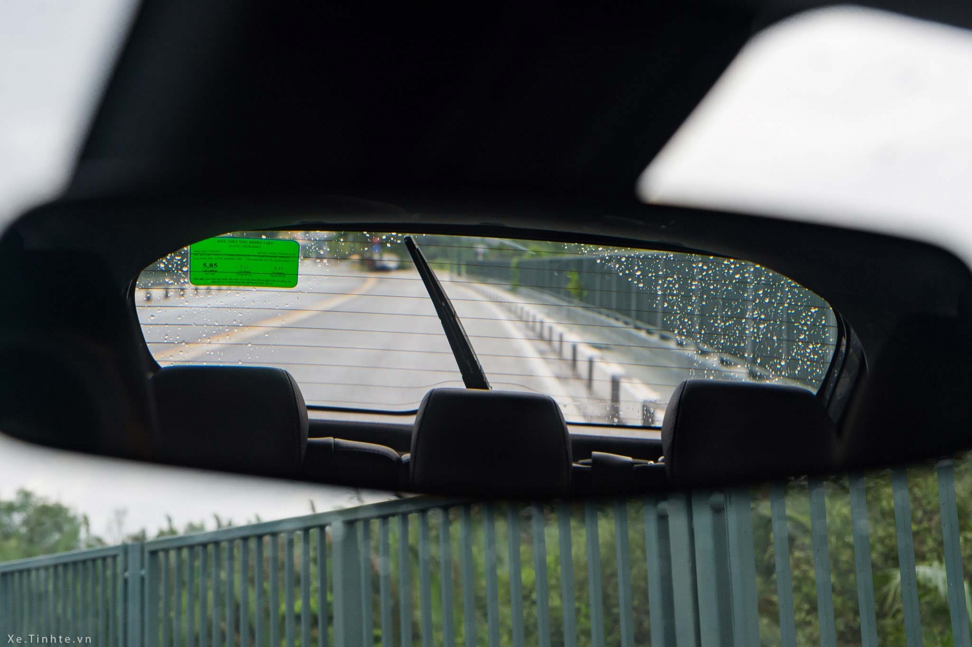 tai sao xe suv co can gat nuoc kinh sau con sedan thi khong