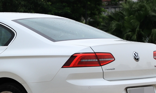 tai sao xe suv co can gat nuoc kinh sau con sedan thi khong