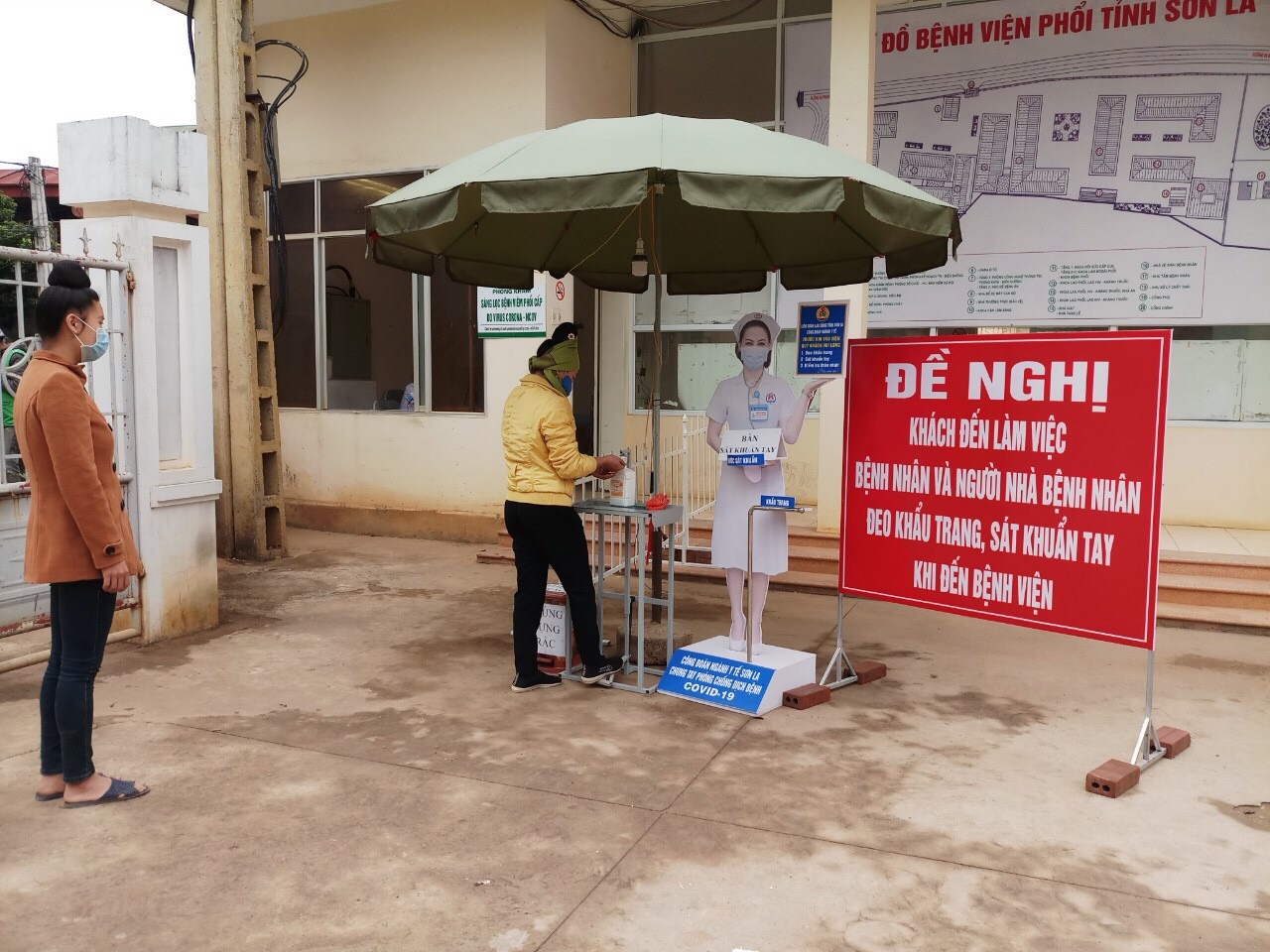 “Dùng chân lấy nước sát khuẩn tay” phòng chống lây nhiễm Covid-19 dung chan lay nuoc sat khuan tay phong chong lay nhiem covid 19