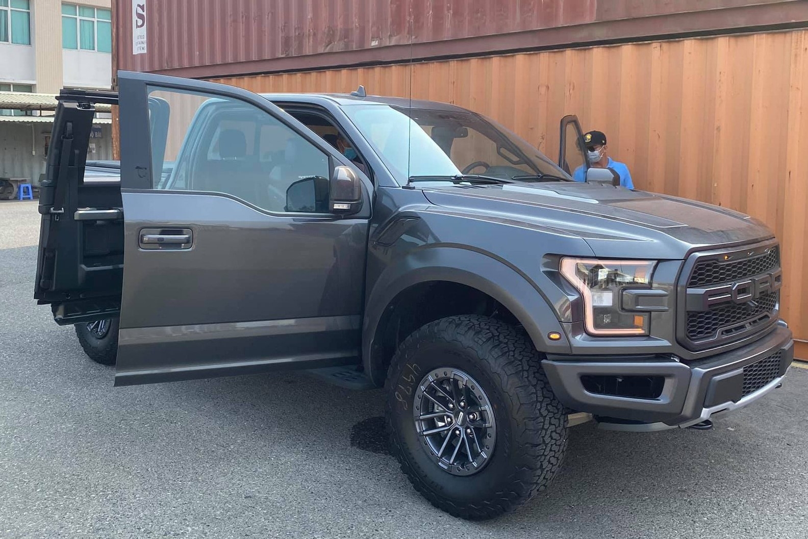 Ford F150 Raptor "cửa mở ngược" đầu tiên tại Việt Nam ford f150 raptor cua mo nguoc dau tien tai viet nam