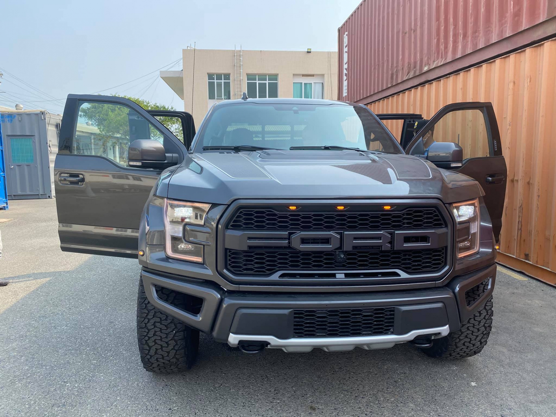 ford f150 raptor cua mo nguoc dau tien tai viet nam