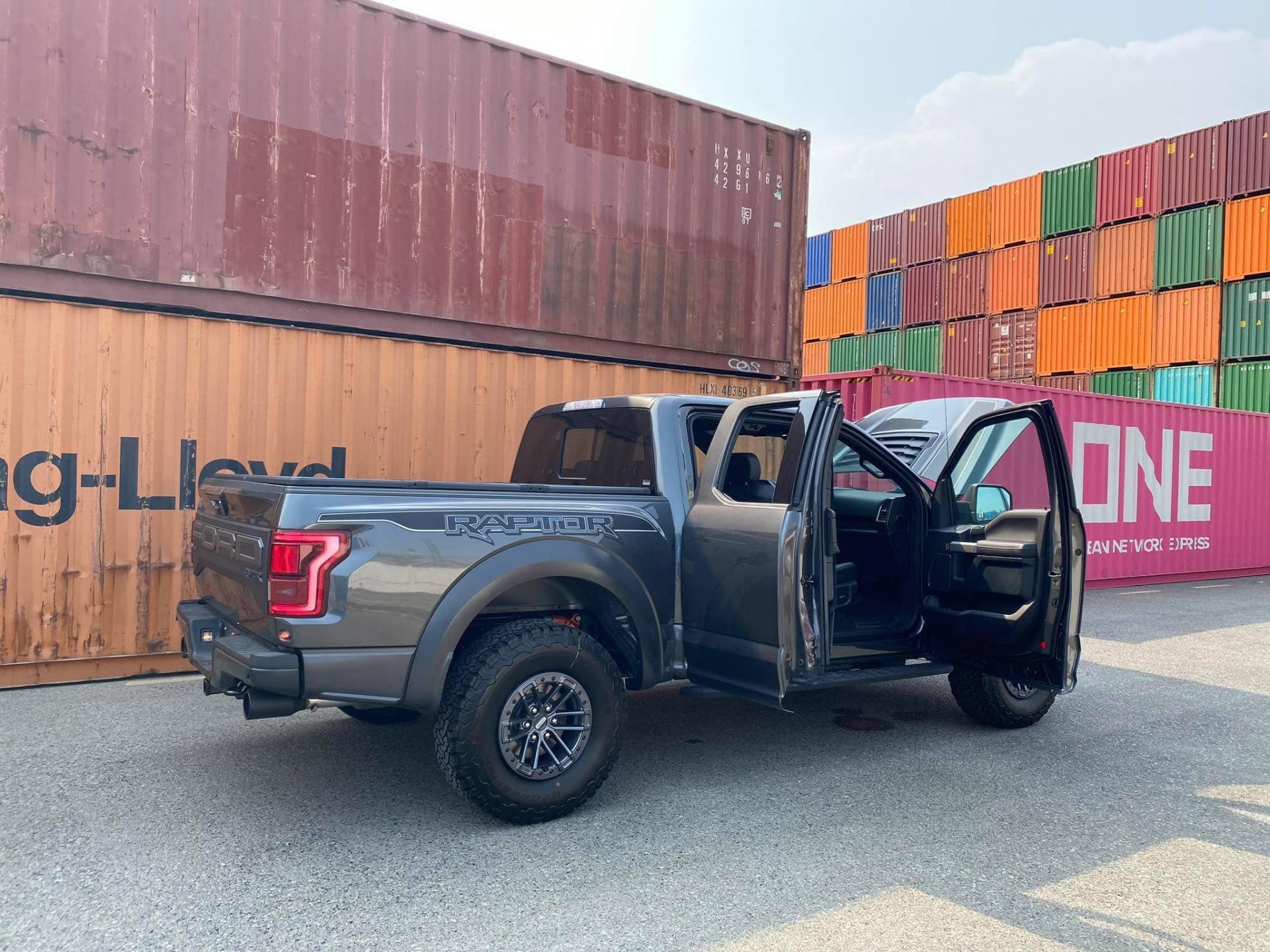 ford f150 raptor cua mo nguoc dau tien tai viet nam