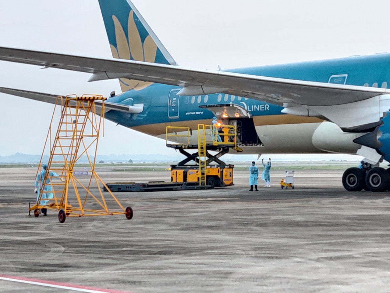 93 người Việt Nam tại Anh về sân bay Vân Đồn