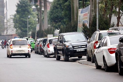 Ô tô được phép đỗ nửa xe trên vỉa hè từ 1/7 o to duoc phep do nua xe tren via he tu 17