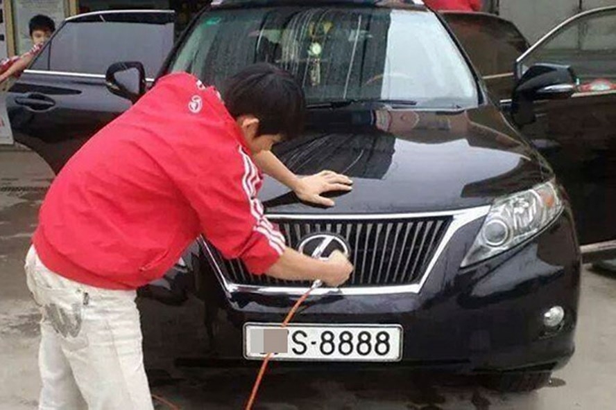 nguoi dan sap duoc dau gia bien so chon bien so xe theo y muon