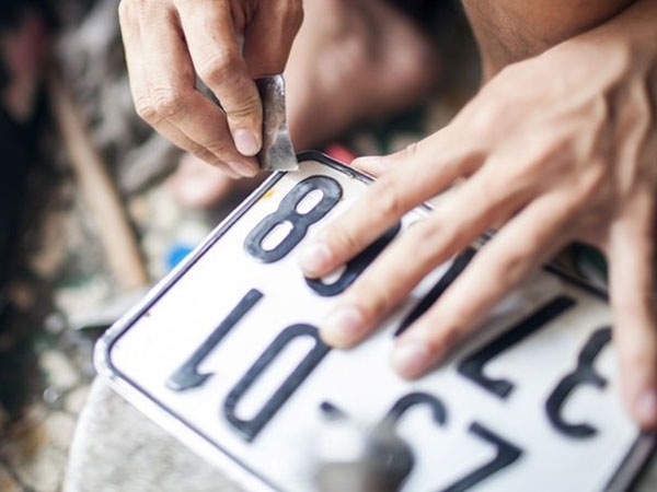 nguoi dan sap duoc dau gia bien so chon bien so xe theo y muon