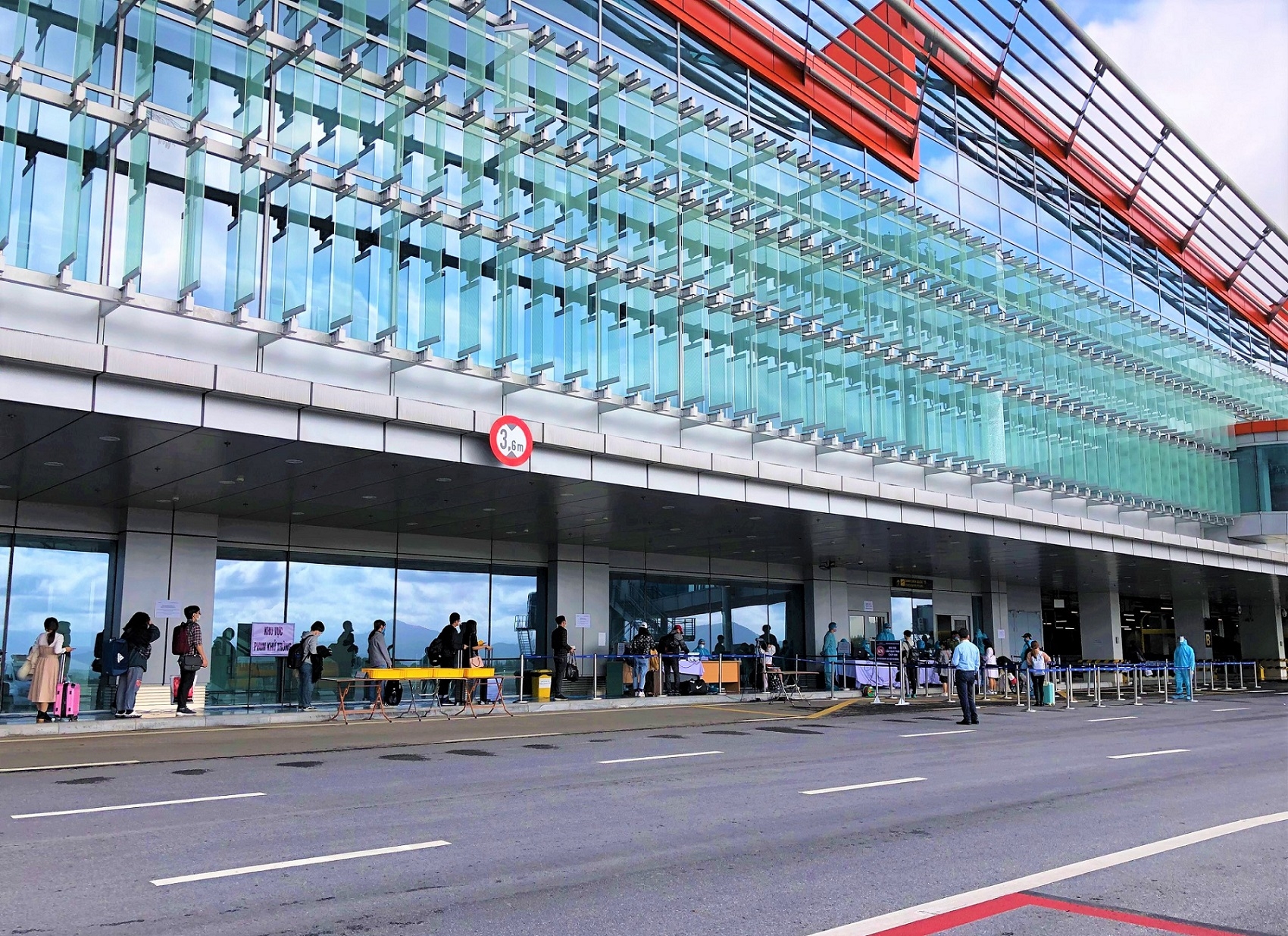 san bay van don don 298 hanh khach tu nhat ban theo quy trinh khep kin ngoai nha ga